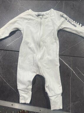 Burberry White Zip-Front Baby One-Piece with matching hat  gift set